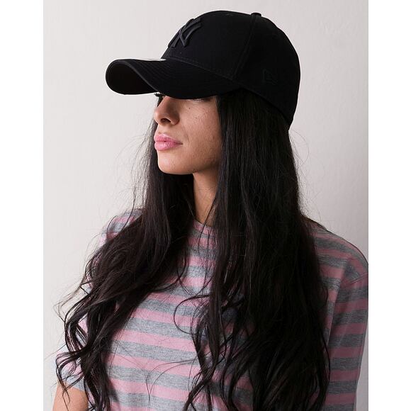 Kšiltovka New Era - MLB Essential 39THIRTY - NY Yankees - Black / Black