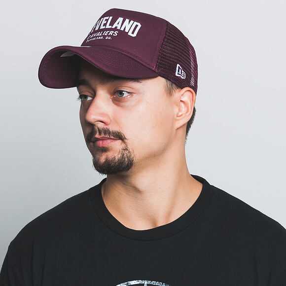 Kšiltovka New Era Chainstitch Trucker Cleveland Cavaliers 9FORTY Maroon/White Snapback