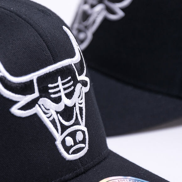 Kšiltovka Mitchell & Ness Chicago Bulls 600 Black And White Logo 110