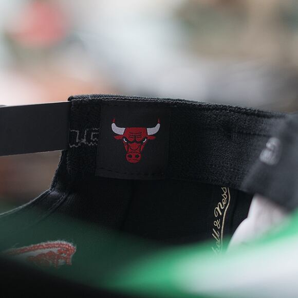 Kšiltovka Mitchell & Ness Chicago Bulls 537 Team Logo High Crown Black