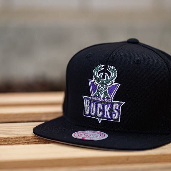 Kšiltovka Mitchell & Ness Milwaukee Bucks 6HSSS21HW051 WOOL SOLID Black