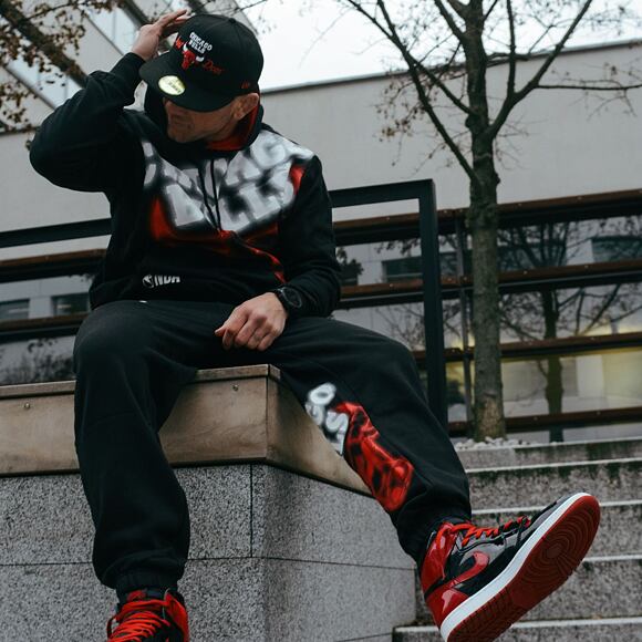 Tepláky New Era NBA Neon Logo Joggers Chicago Bulls Black/Red