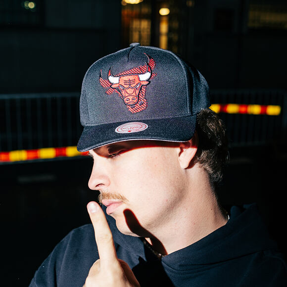 Kšiltovka Mitchell & Ness - NBA Tilted Pro Snapback - Chicago Bulls - Black