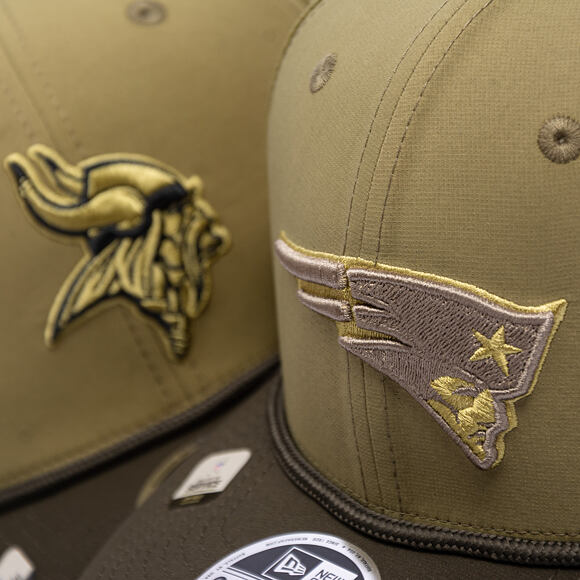 Kšiltovka New Era - NFL25 "Salute to Service" - 9SEVENTY Stretch-Snap - New England Patriots