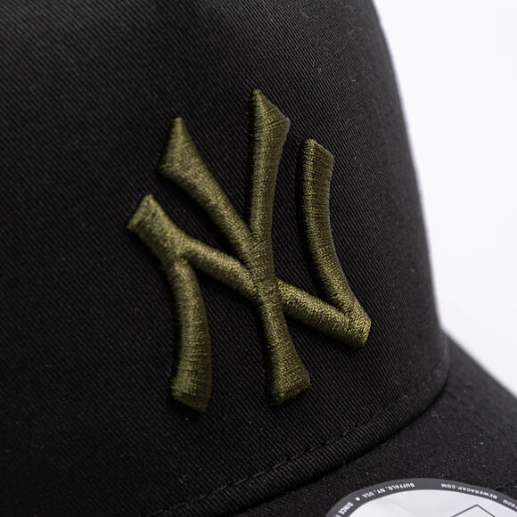 Kšiltovka New Era - MLB Essential 9FORTY Trucker - NY Yankees - Black / Rifle Green