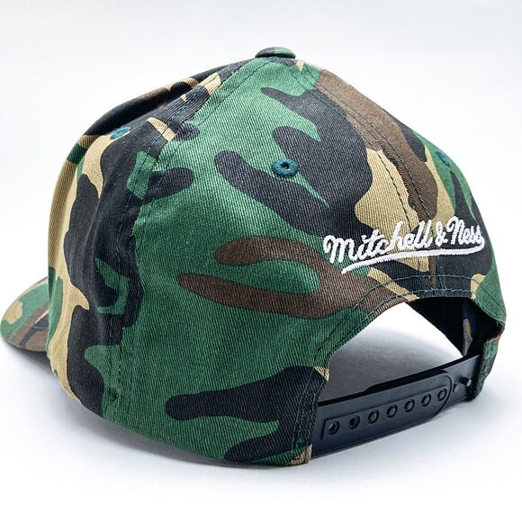 Kšiltovka Mitchell & Ness Boston Celtics Camo 865 Black/White Logo