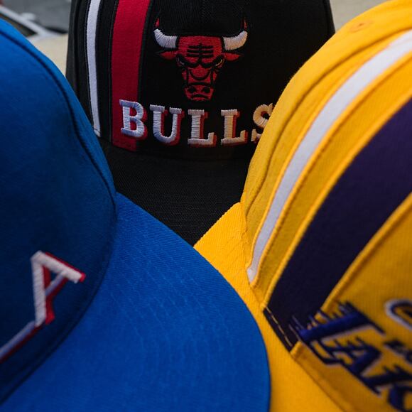 Kšiltovka Mitchell & Ness INTL847 Chicago Bulls Time Stripe Deadstock