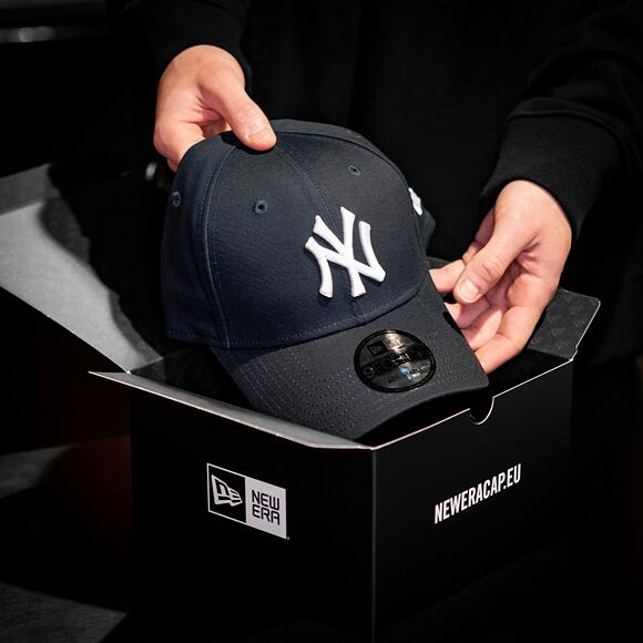 Kšiltovka New Era 9FORTY MLB League Basic New York Yankees Strapback Navy / White