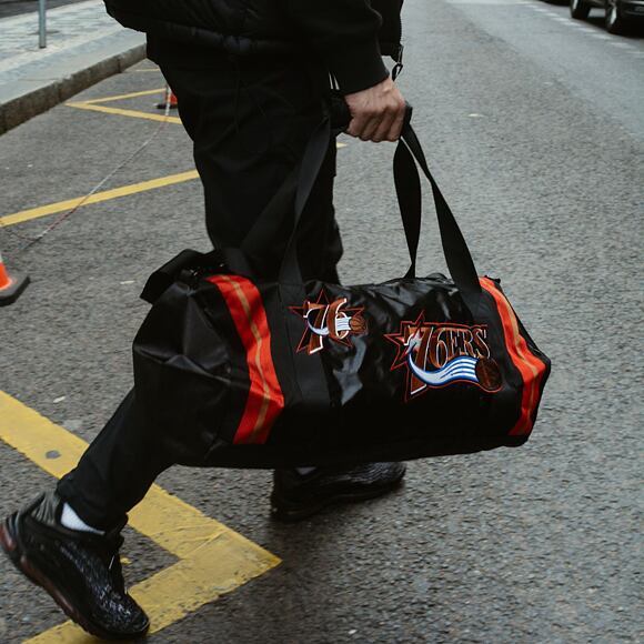 Taška Mitchell & Ness Philadelphia 76ers Satin Duffel Bag Black