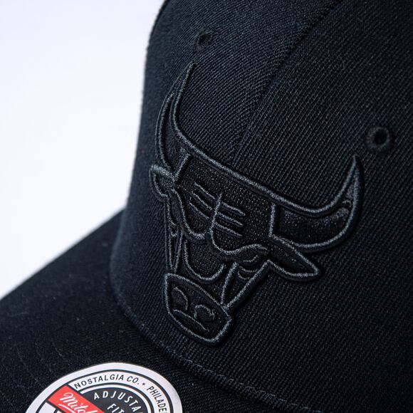 Kšiltovka Mitchell & Ness Blk/Blk Logo Classic Red Chicago Bulls Black