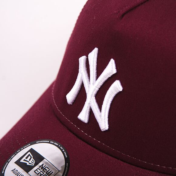 Kšiltovka New Era 9FORTY Trucker MLB League Essential New York Yankees Maroon / White