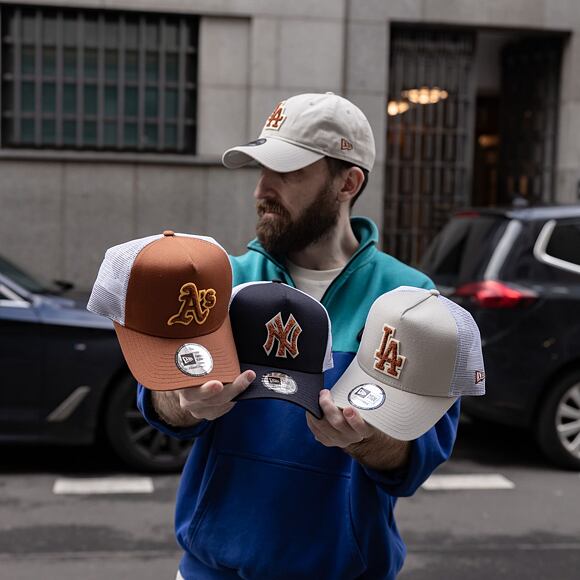 Kšiltovka New Era 9FORTY A-Frame Trucker MLB Boucle Los Angeles Dodgers Stone / Caramel Brown / Off