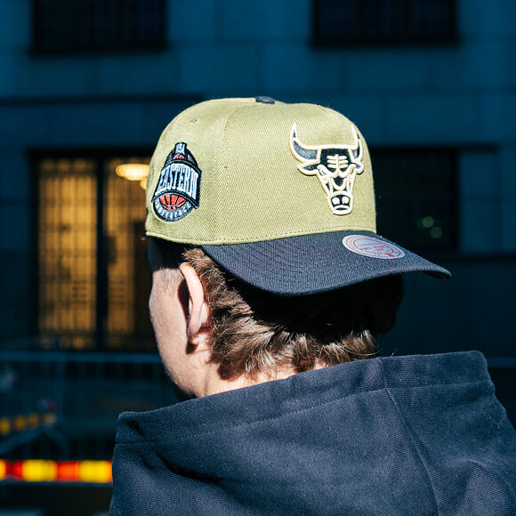 Kšiltovka Mitchell & Ness - NBA Core Iv Pro  Bulls - Chicago Bulls - OLIVE-BLACK