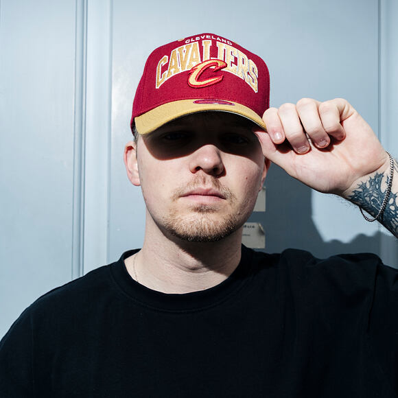 Kšiltovka Mitchell & Ness - NBA Team Arch Snapback - Cleveland Cavaliers - Dark Red / Gold