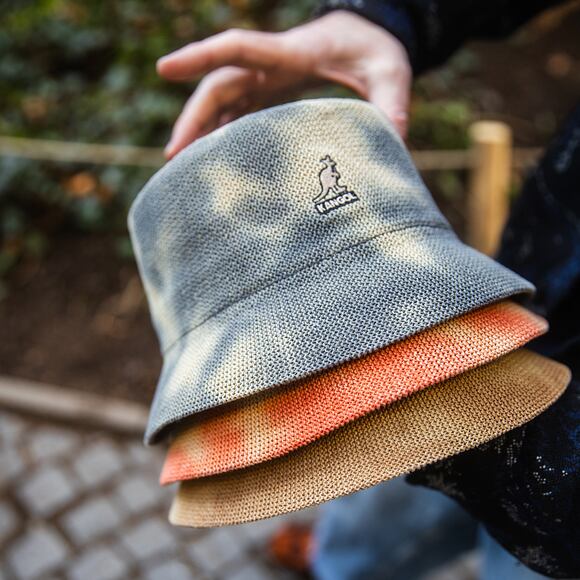 Klobouk Kangol - Tie Dye Knit Bucket - Coral Flame/Natural