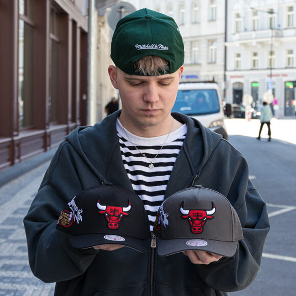 Kšiltovka Mitchell & Ness  - NBA Born To Win - Pro Pinch Snapback - Chicago Bulls - Black
