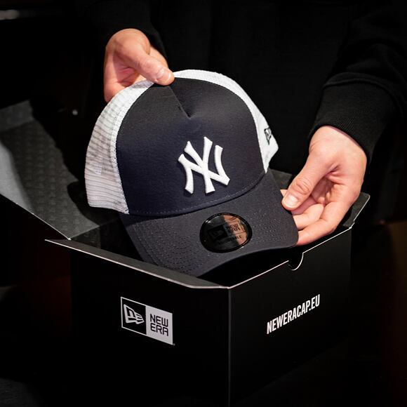 Kšiltovka New Era - MLB Clean 9FORTY Trucker - NY Yankees - Navy / White