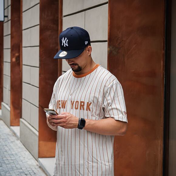 Triko New Era Oversized New York Pinstripe Tee Stone / Toffee