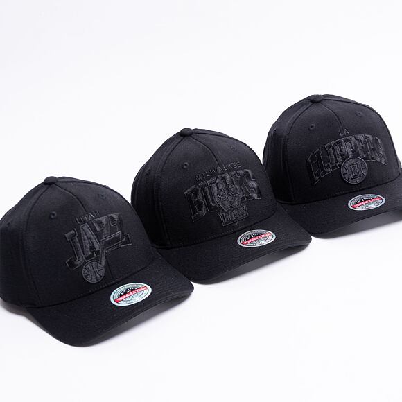 Kšiltovka Mitchell & Ness Milwaukee Bucks Black Out Arch 110 Snapback Black