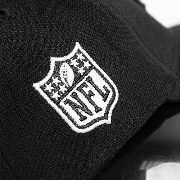Kšiltovka New Era 39THIRTY NFL22 Sideline Carolina Panthers Black / White