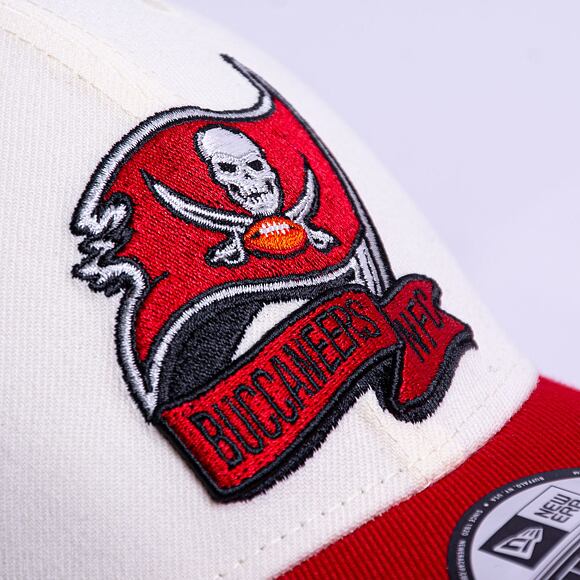 Kšiltovka New Era 39THIRTY NFL22 Sideline Tampa Bay Buccaneers