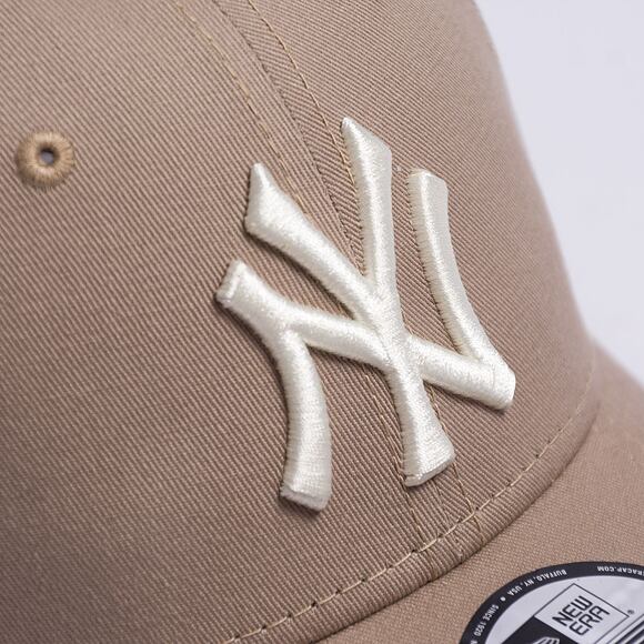 Kšiltovka New Era 9FORTY MLB League Essential New York Yankees Ash Brown / Off White