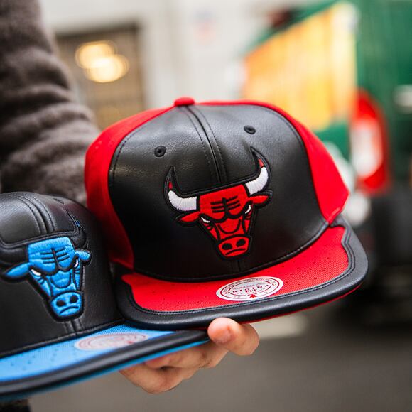 Kšiltovka Mitchell & Ness - Day One Snapback - Chicago Bulls - Black-Red