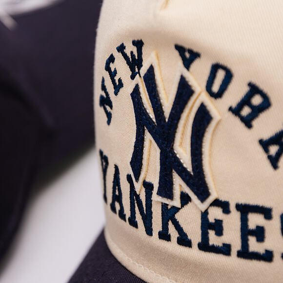 Kšiltovka New Era - MLB Heritage Pre-Curved Golfer 19TWENTY - New York Yankees - Cream / Navy
