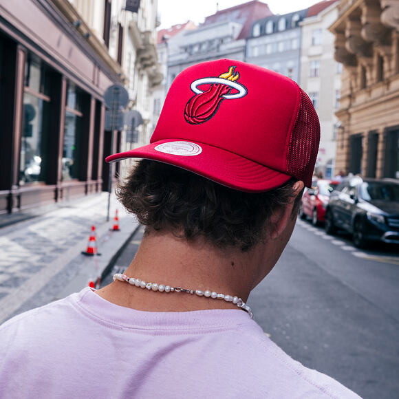 Kšiltovka Mitchell & Ness - Evergreen Trucker - Miami Heat - Red