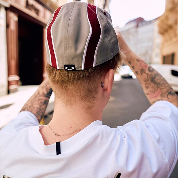 Kšiltovka Oakley - Wave Cap - Cement/Black/Iron Red