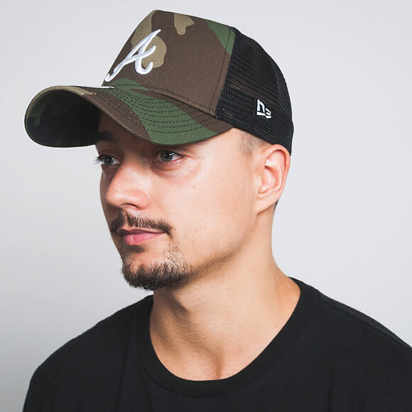 Kšiltovka New Era League Essential Trucker Atlanta Braves 9FORTY Woodland Camo/White Snapback