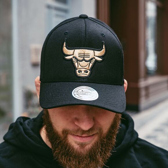 Kšiltovka Mitchell & Ness Chicago Bulls Bullion Black/Gold 110