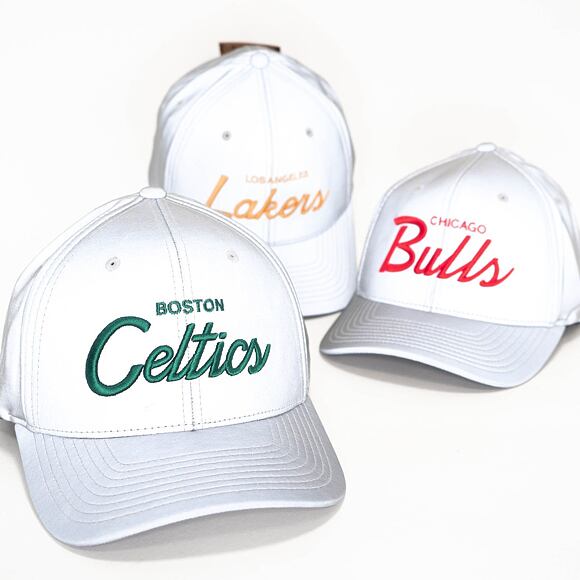 Kšiltovka Mitchell & Ness INTL844 Boston Celtics Reflective Script 110 Snapback