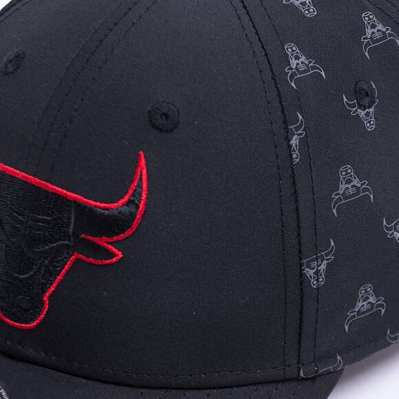 Kšiltovka New Era 9FORTY NBA Nylon Chicago Bulls Strapback Black