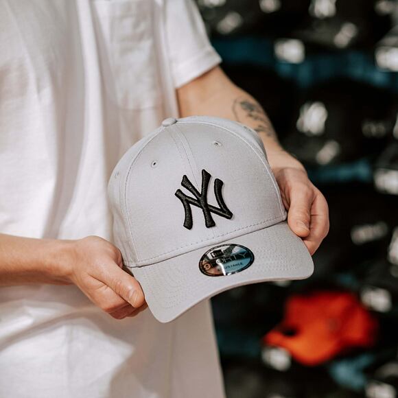 Kšiltovka New Era 9FORTY Color Essential New York Yankees Strapback Gray / Black