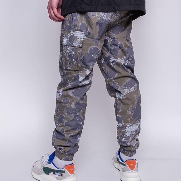 Tepláky New Era Outdoor Utility All Over Print Track Pants New Olive / XPT