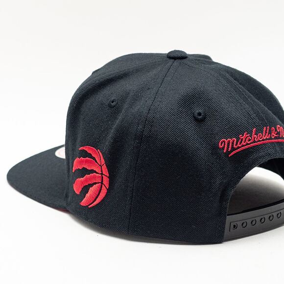 Kšiltovka Mitchell & Ness Foundation Script TORONTO RAPTORS Black 6HSSMM19008-TRABLCK