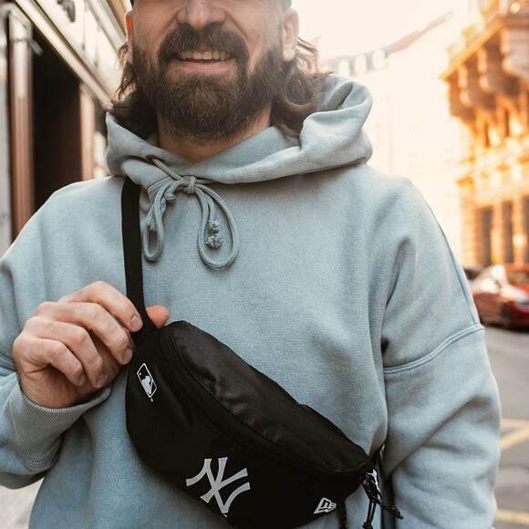 Ledvinka New Era - Mini Waist Bag - NY Yankees - Black / White
