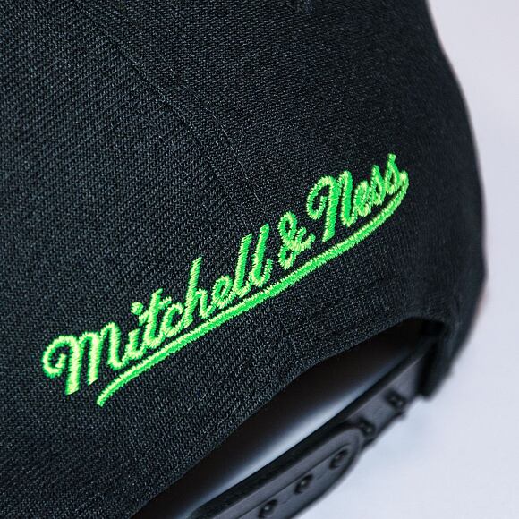 Kšiltovka Mitchell & Ness SLIME Drip NAPBACK HWC Charlotte Hornets Black