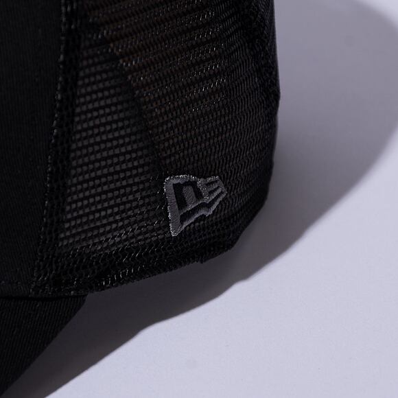 Kšiltovka New Era - NBA Black on Black 9FORTY Trucker - LA Lakers - Black