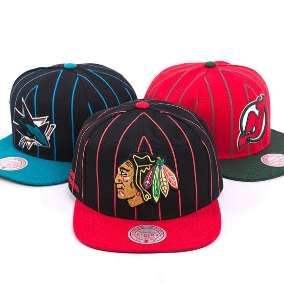 Kšiltovka Mitchell & Ness NHL TEAM PIN SNAPBACK BLACKHAWKS Black