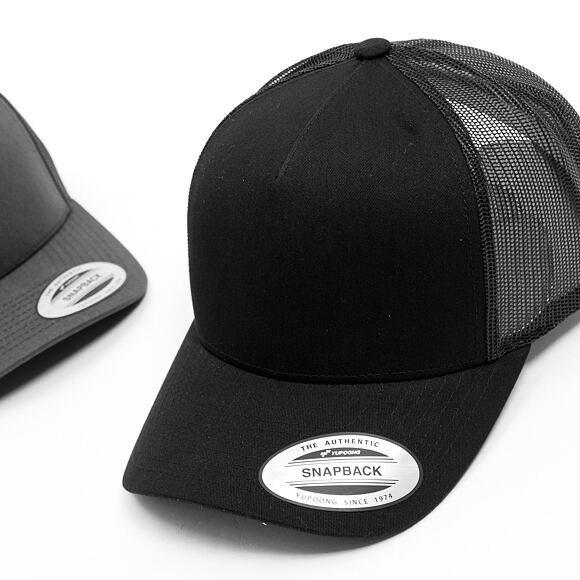 Kšiltovka Yupoong 5-Panel Retro Trucker Cap Black