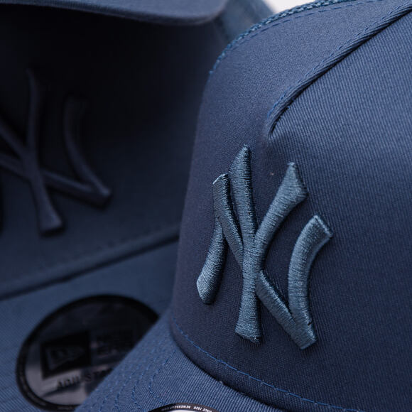 Kšiltovka New Era - MLB League Essential 9FORTY Trucker - NY Yankees - Muted Indigo