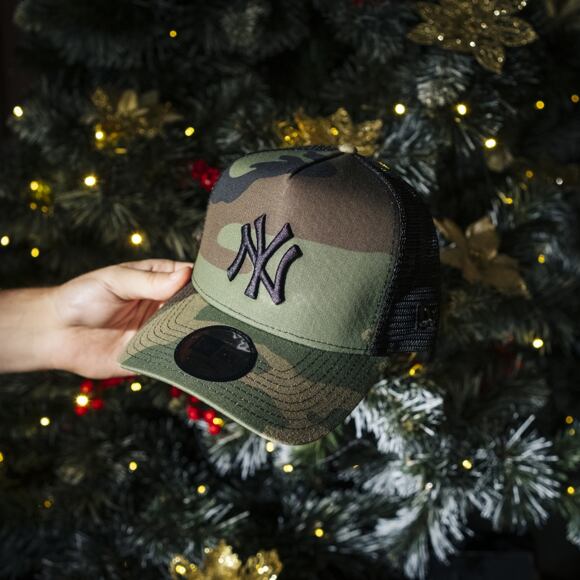 Kšiltovka New Era - MLB Clean Trucker 9FORTY Trucker - NY Yankees - Woodland Camo / Black