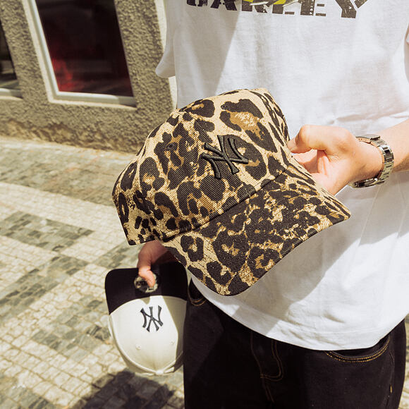 Dámská Kšiltovka New Era - MLB Summer Leopard 9TWENTY - NY Yankees - Brown / Camel