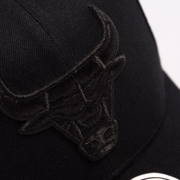 Kšiltovka Mitchell & Ness - Midnight Luxe - Classic Red Chicago Bulls - Black