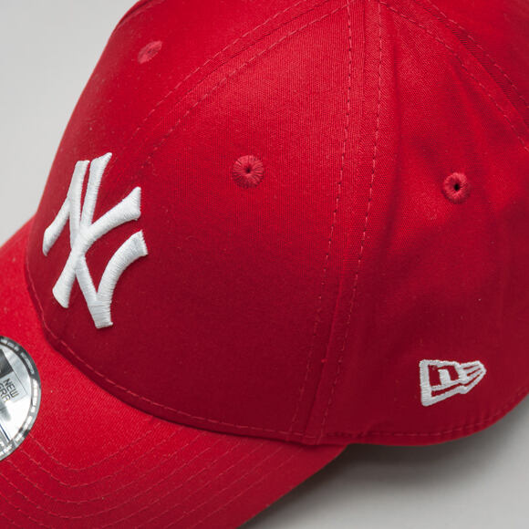 Kšiltovka New Era - MLB Essential 39THIRTY - NY Yankees - Scarlet