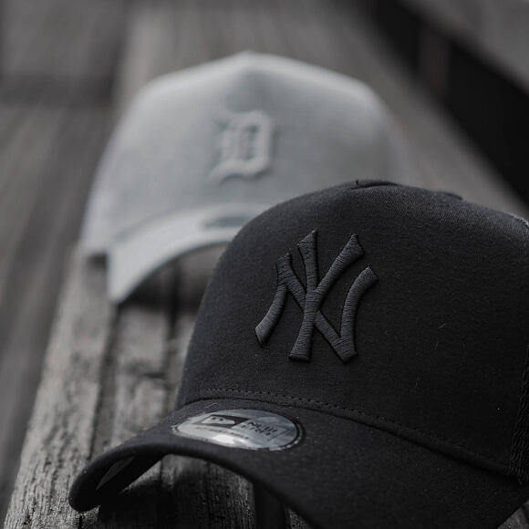 Kšiltovka New Era 9FORTY A-Frame Trucker New York Yankees Essential Jersey Black/Black Snapback