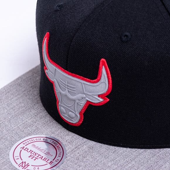 Kšiltovka Mitchell & Ness Chicago Bulls Black Heather Reflective Snapback