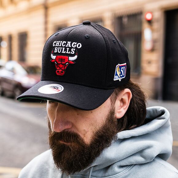 Kšiltovka Mitchell & Ness Chicago Bulls 50th Anniversary Patch 110 Snapback Black